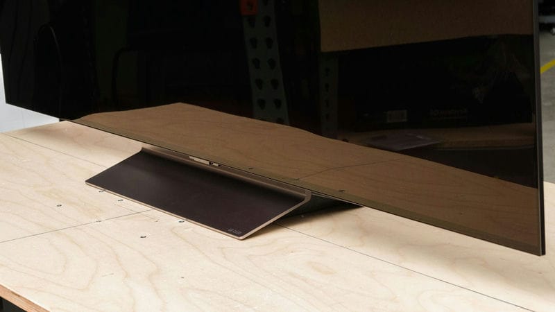 پایه وسط در تلویزیون OLED ال جی C4 سال 2024 - سایت دبی کوچولو