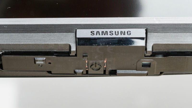 دکمه ی پاور و لوگوی برند سامسونگ در تلویزیون QLED سامسونگ Q60D سال 2024 - سایت دبی کوچولو