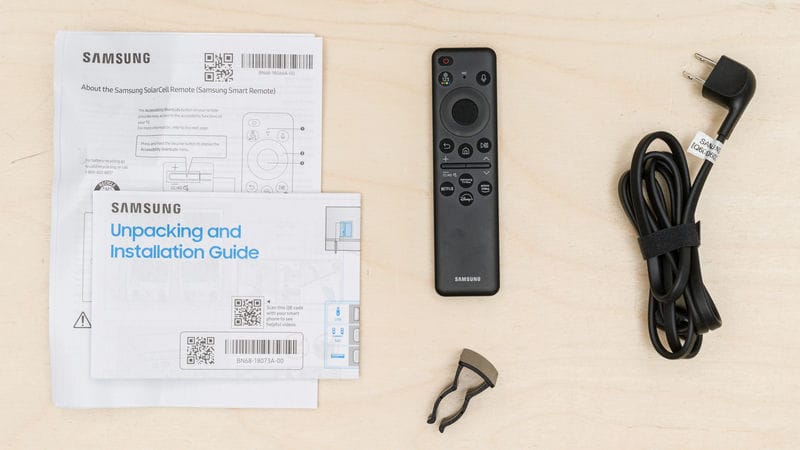 لوازم جانبی و دفترچه راهنما و ریموت کنترل تلویزیون QLED سامسونگ Q60D سال 2024 - سایت دبی کوچولو