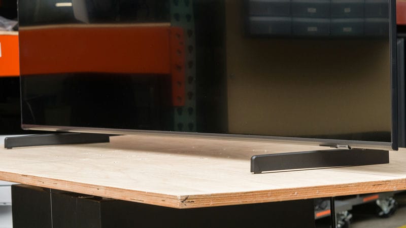 پایه های دوشاخه در تلویزیون QLED سامسونگ Q60D سال 2024 - سایت دبی کوچولو