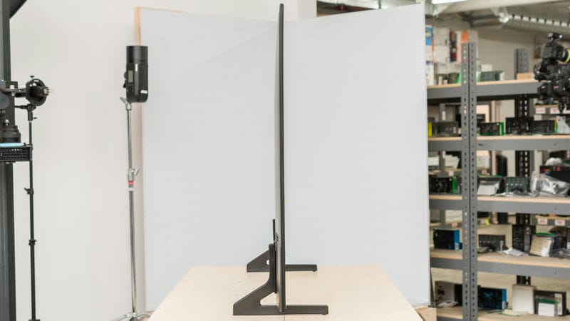 ضخامت کلی در طراحی نمای بغل تلویزیون QLED سامسونگ Q60D سال 2024 - سایت دبی کوچولو