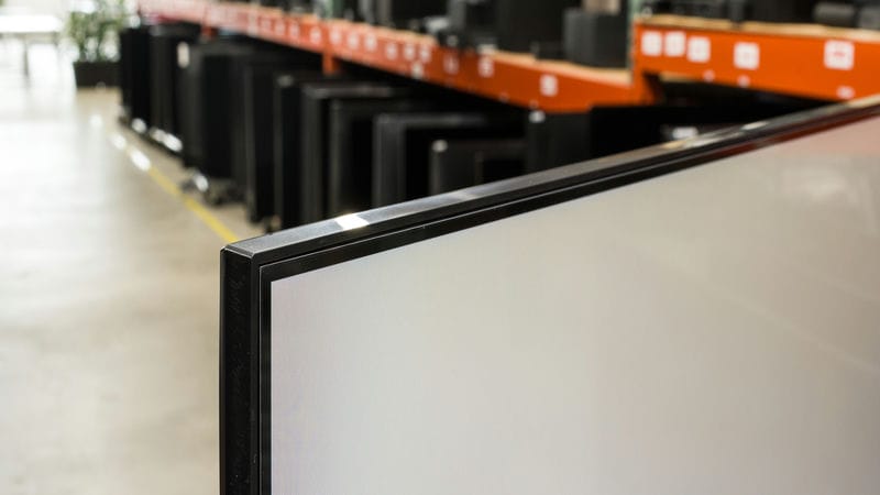 طراحی و ضخامت فریم دور صفحه نمایش تلویزیون QLED سامسونگ Q60D سال 2024 - سایت دبی کوچولو