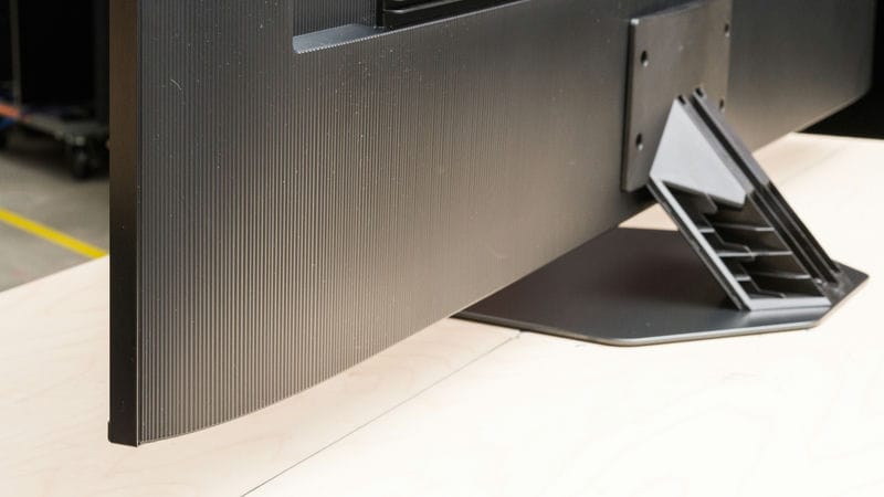 نمای پشت فریم در تلویزیون QLED سامسونگ Q80D سال 2024 - سایت دبی کوچولو