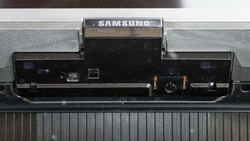 دکمه ی پاور و لوگوی سامسونگ در تلویزیون QLED سامسونگ Q80D سال 2024 - سایت دبی کوچولو