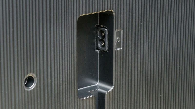 پورت ورودی برق در تلویزیون QLED سامسونگ Q80D سال 2024 - سایت دبی کوچولو