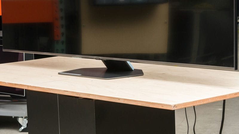 پایه وسط در تلویزیون QLED سامسونگ Q80D سال 2024 - سایت دبی کوچولو