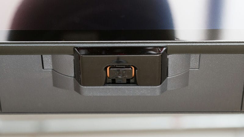 دکمه ی پاور در لبه ی زیری تلویزیون OLED ال جی B4 سال 2024 - سایت دبی کوچولو