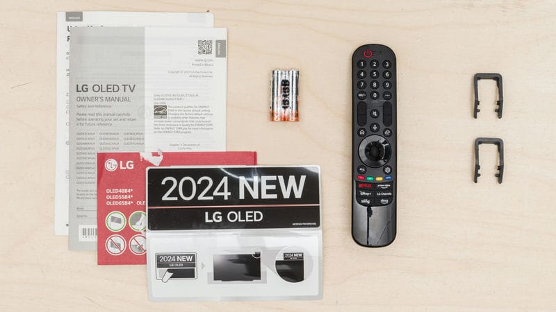 ریموت کنترل هوشمند و دفترچه راهنما و لوازم جانبی همراه با تلویزیون OLED ال جی B4 سال 2024 - سایت دبی کوچولو