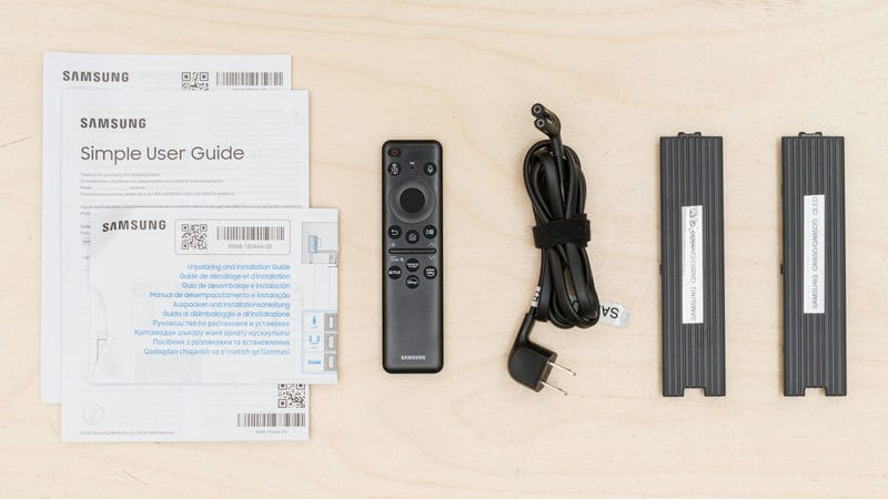 ریموت کنترل و دفترچه راهنما و لوازم جانبی همراه با تلویزیون NEO QLED سامسونگ QN85D سال 2024 - سایت دبی کوچولو