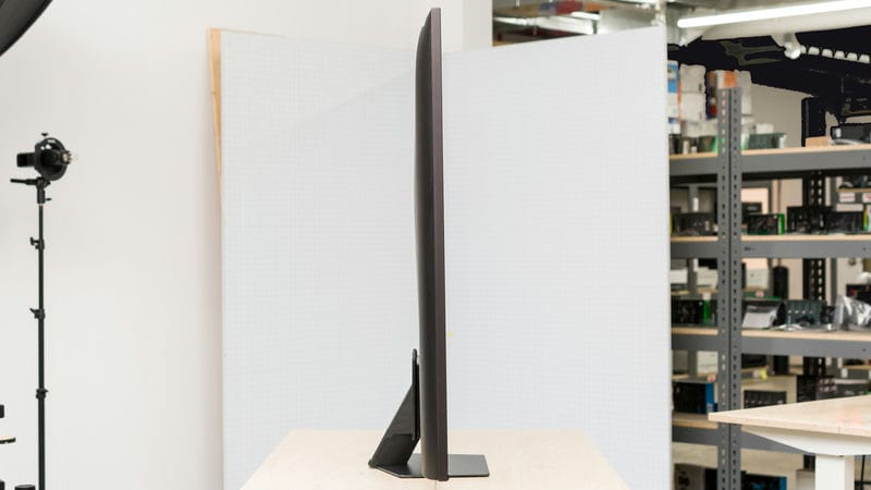 ضخامت کلی در طراحی نمای بغل تلویزیون NEO QLED سامسونگ QN85D سال 2024 - سایت دبی کوچولو