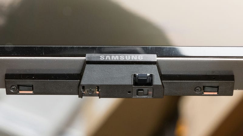 دکمه ی پاور و لوگوی سامسونگ و گیرنده ی مادون قرمز در لبه ی پایینی تلویزیون NEO QLED سامسونگ QN900D سال 2024 - سایت دبی کوچولو