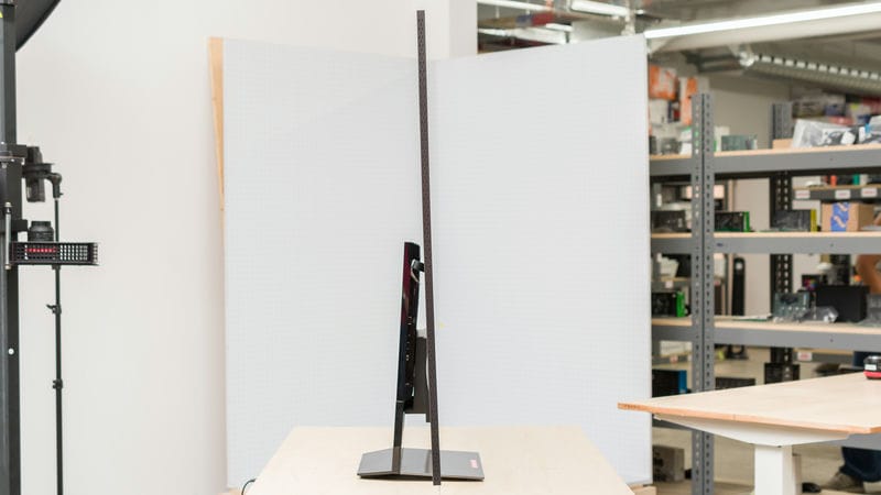 ضخامت کلی در طراحی نمای بغل تلویزیون NEO QLED سامسونگ QN900D سال 2024 - سایت دبی کوچولو