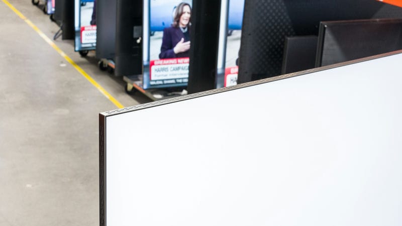 ضخامت فریم دور صفحه نمایش تلویزیون NEO QLED سامسونگ QN900D سال 2024 - سایت دبی کوچولو