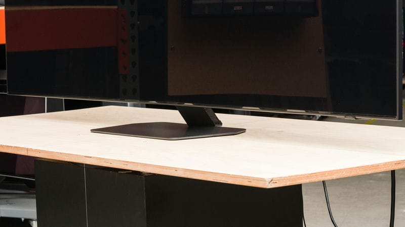 طراحی پایه وسط در تلویزیون NEO QLED سامسونگ QN90D سال 2024 - سایت دبی کوچولو