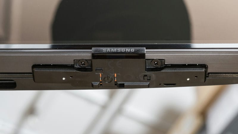 دکمه ی پاور و لوگوی سامسونگ در تلویزیون NEO QLED سامسونگ QN90D سال 2024 - سایت دبی کوچولو