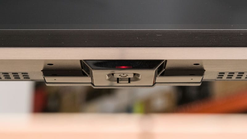 دکمه ی پاور در لبه ی پایینی تلویزیون QNED مینی ال ای دی ال جی QNED85 سال 2024 - سایت دبی کوچولو