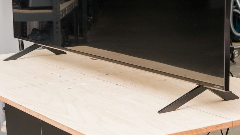 پایه های دوشاخه دو طرف در تلویزیون QNED مینی ال ای دی ال جی QNED85 سال 2024 - سایت دبی کوچولو