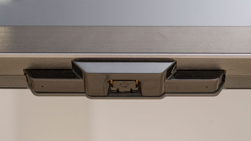 دکمه ی پاور در لبه ی پایینی تلویزیون QNED مینی ال ای دی ال جی QNED90 سال 2024 - سایت دبی کوچولو