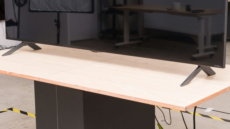 پایه های دو شاخه دو طرف در تلویزیون QNED مینی ال ای دی ال جی QNED90 سال 2024 - سایت دبی کوچولو