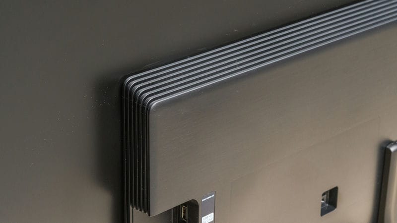 طراحی شیار قاب پشتی در تلویزیون OLED سامسونگ S90D سال 2024 - سایت دبی کوچولو