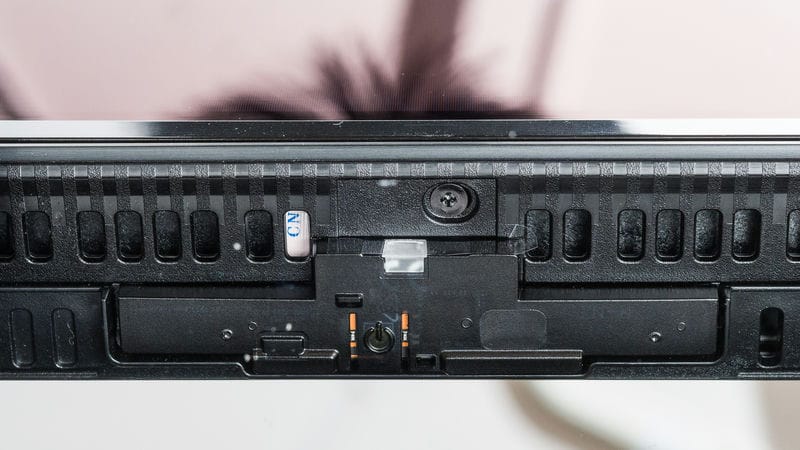 دکمه ی پاور در لبه ی پایینی تلویزیون OLED سامسونگ S90D سال 2024 - سایت دبی کوچولو