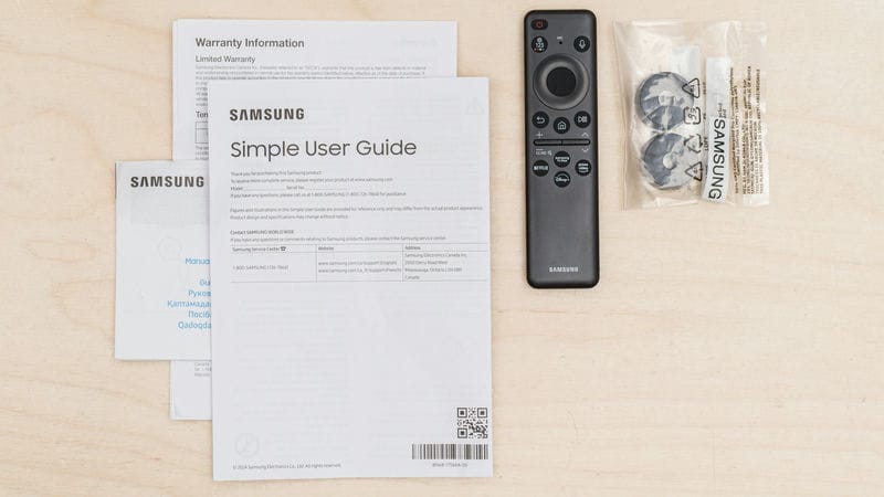 ریموت کنترل اسمارت و دفترچه راهنما و لوازم جانبی همراه با تلویزیون OLED سامسونگ S90D سال 2024 - سایت دبی کوچولو