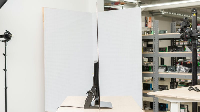 ضخامت کلی در طراحی نمای بغل تلویزیون OLED سامسونگ S90D سال 2024 - سایت دبی کوچولو