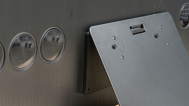 طراحی پشت پایه وسط در تلویزیون OLED سامسونگ S95D سال 2024 - سایت دبی کوچولو