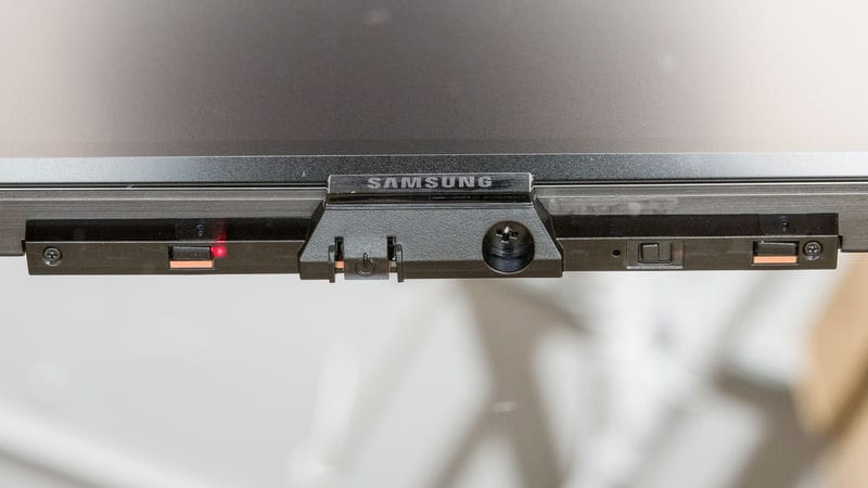 دکمه ی پاور و لوگوی سامسونگ در تلویزیون OLED سامسونگ S95D سال 2024 - سایت دبی کوچولو