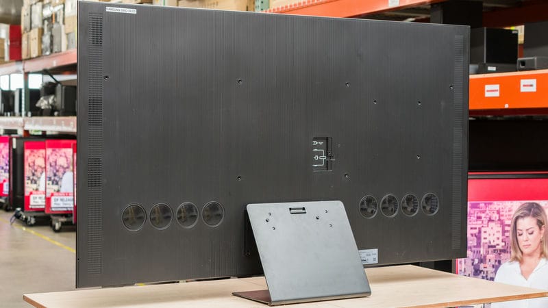 طراحی نمای پشت تلویزیون OLED سامسونگ S95D سال 2024 - سایت دبی کوچولو