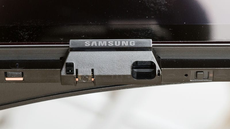 دکمه ی پاور و لوگوی سامسونگ در تلویزیون OLED سامسونگ S85D سال 2024 - سایت دبی کوچولو