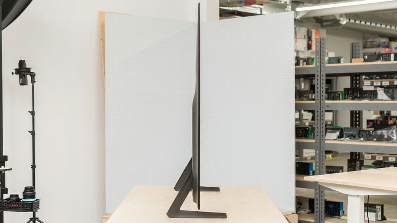 ضخامت کلی در طراحی نمای بغل تلویزیون OLED سامسونگ S85D سال 2024 - سایت دبی کوچولو