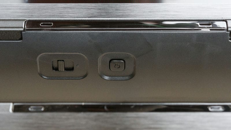 دکمه ی پاور در لبه ی زیری تلویزیون QLED مینی ال ای دی سونی XR70 سال 2024 - سایت دبی کوچولو