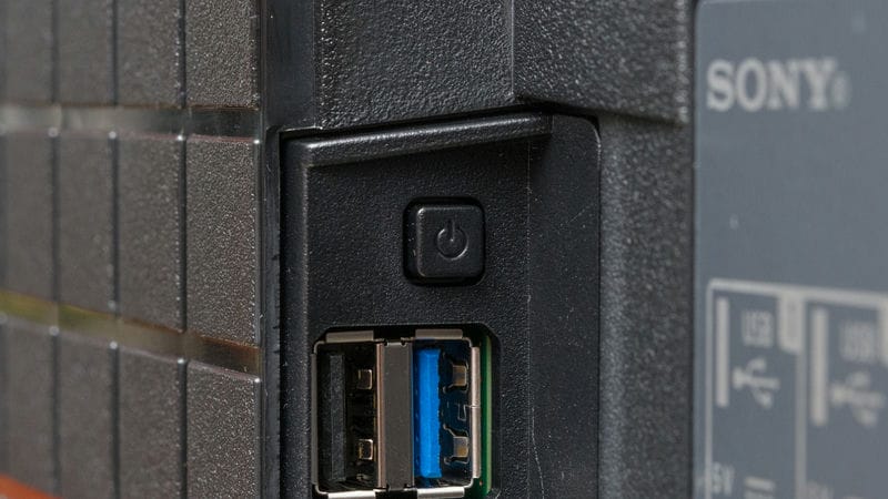 پورت USB 3.0 و دکمه ی پاور در تلویزیون QLED مینی ال ای دی سونی XR90 سال 2024 - سایت دبی کوچولو