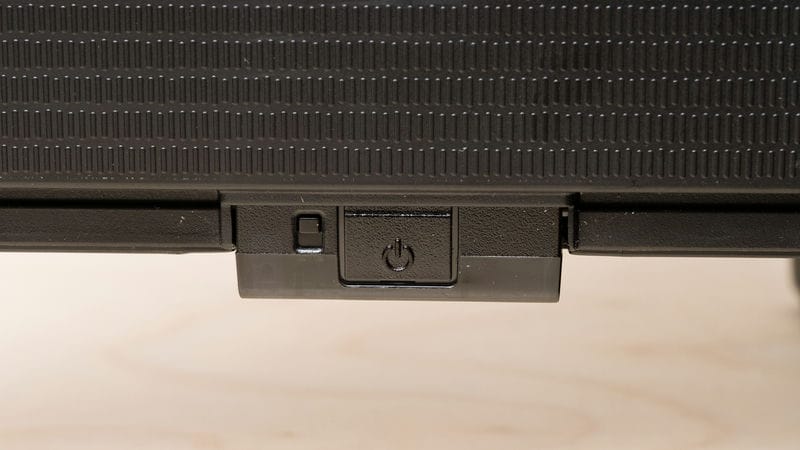 دکمه ی پاور در لبه ی پایینی ضخامت کلی در طراحی نمای بغل تلویزیون QLED سامسونگ LS03D سال 2024 - سایت دبی کوچولو