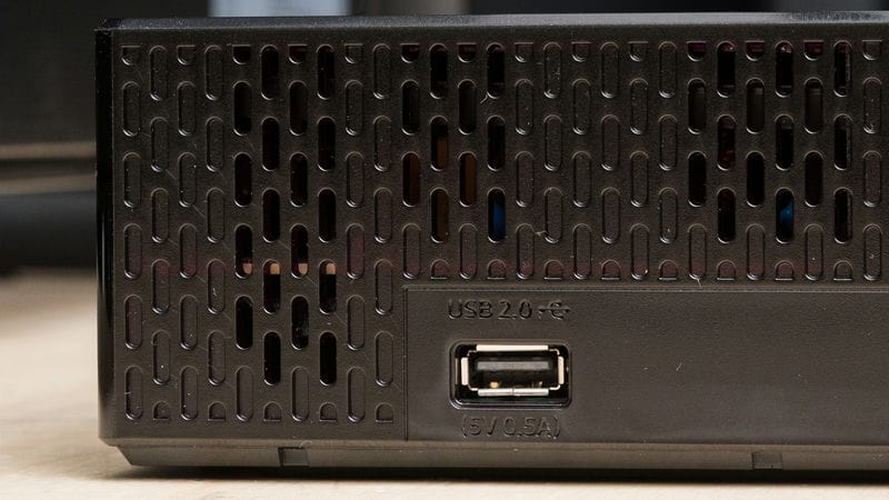 پورت USB روی دستگاه وان کانکت در ضخامت کلی در طراحی نمای بغل تلویزیون QLED سامسونگ LS03D سال 2024 - سایت دبی کوچولو