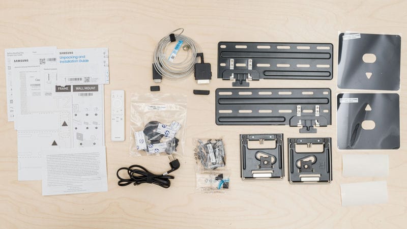 ریموت کنترل و دفترچه راهنما و لوازم جانبی همراه با ضخامت کلی در طراحی نمای بغل تلویزیون QLED سامسونگ LS03D سال 2024 - سایت دبی کوچولو
