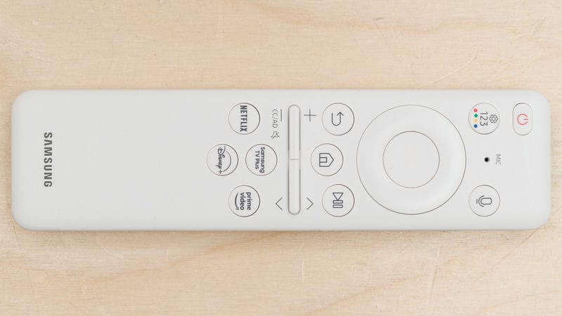 طراحی ریموت کنترل اسمارت سفید رنگ در ضخامت کلی در طراحی نمای بغل تلویزیون QLED سامسونگ LS03D سال 2024 - سایت دبی کوچولو