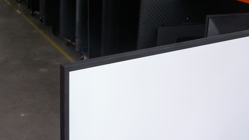 ضخامت دور صفحه نمایش ضخامت کلی در طراحی نمای بغل تلویزیون QLED سامسونگ LS03D سال 2024 - سایت دبی کوچولو