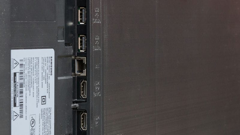 پورت های HDMI و USB در تلویزیون کریستال سامسونگ DU8100 سال 2024 - سایت دبی کوچولو