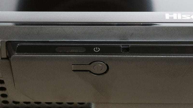 دکمه ی پاور در لبه ی پایینی تلویزیون ULED هایسنس U6N سال 2024 - سایت دبی کوچولو