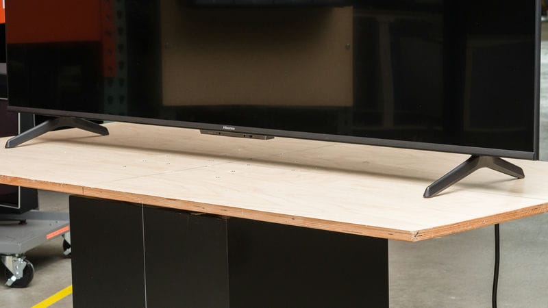 پایه های دو طرف در تلویزیون ULED هایسنس U6N سال 2024 - سایت دبی کوچولو