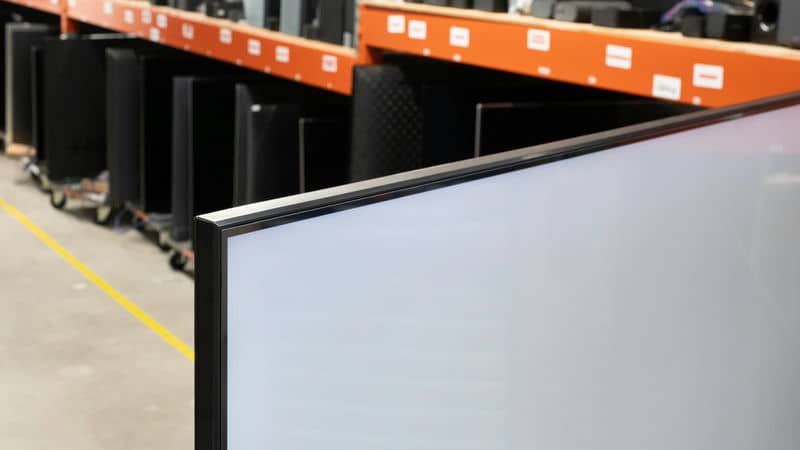 ضخامت کلی فریم دور صفحه نمایش تلویزیون QLED سامسونگ Q7F سال 2025 - سایت دبی کوچولو