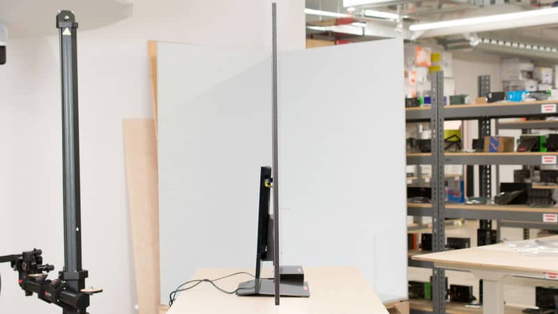 ضخامت کلی در طراحی نمای بغل تلویزیون NEO QLED سامسونگ QN990F سال 2025 - سایت دبی کوچولو