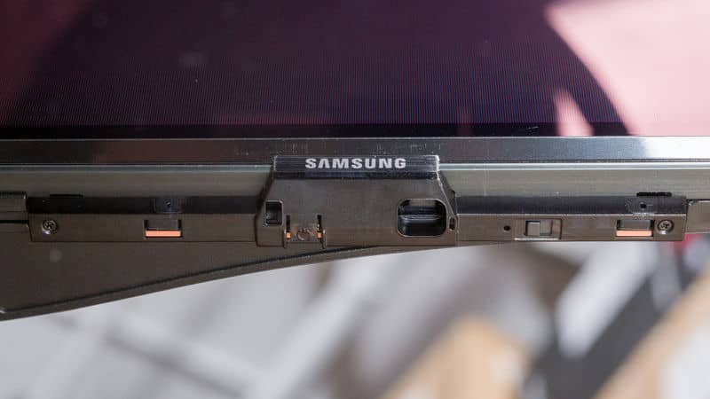 دکمه ی پاور و لوگوی سامسونگ در لبه ی زیر تلویزیون سامسونگ S85F سال 2025 - سایت دبی کوچولو