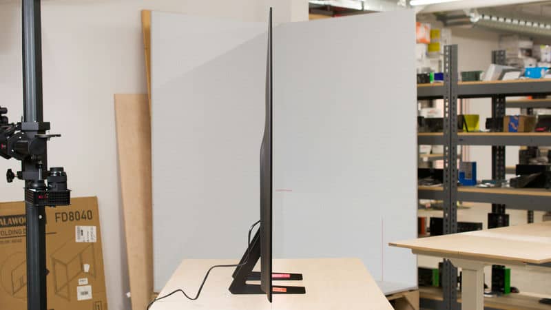 ضخامت کلی و نمای بغل در تلویزیون سامسونگ S85F سال 2025 - سایت دبی کوچولو