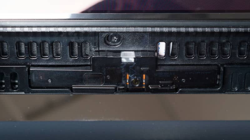 دکمه ی پاور در لبه ی زیر تلویزیون OLED سامسونگ S90F سال 2025 - سایت دبی کوچولو