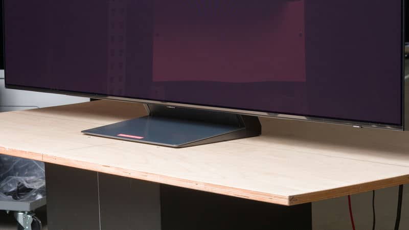 نمای پایه وسط در تلویزیون OLED سامسونگ S90F سال 2025 - سایت دبی کوچولو