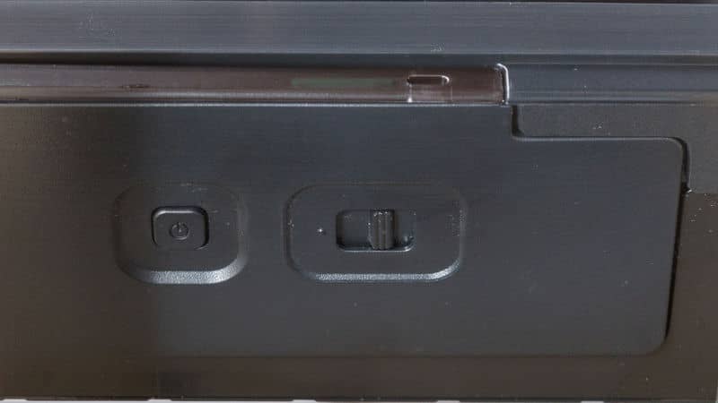 دکمه ی پاور در لبه پایینی تلویزیون سونی BRAVIA 5 مدل XR50 سال 2024 - سایت دبی کوچولو