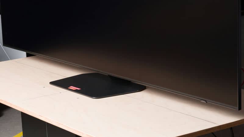 پایه وسط در تلویزیون NEO QLED سامسونگ QN90F سال 2025 - سایت دبی کوچولو